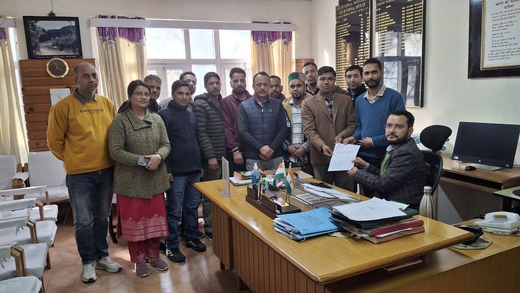 पटवार एवं कानूनगो संघ रोहडू की नवगठित कार्यकारिणी पटवार एवं कानूनगो संघ रोहडू की नवगठित कार्यकारिणी