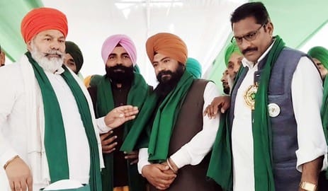 पुवायां में किसान महापंचायत को संबोधित करते राकेश टिकैत। संवाद पुवायां में किसान महापंचायत को संबोधित करते राकेश टिकैत। संवाद