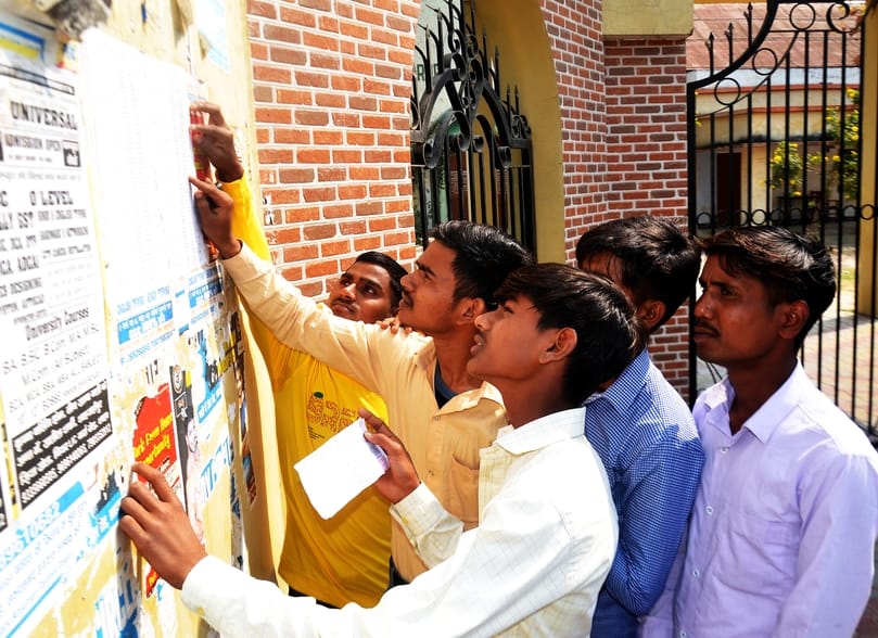 राजकीय इण्टर कॉलेज में यूपी बोर्ड परीक्षा का सिटिंग प्लान तैयार करते शिक्षक। संवाद राजकीय इण्टर कॉलेज में यूपी बोर्ड परीक्षा का सिटिंग प्लान तैयार करते शिक्षक। संवाद
