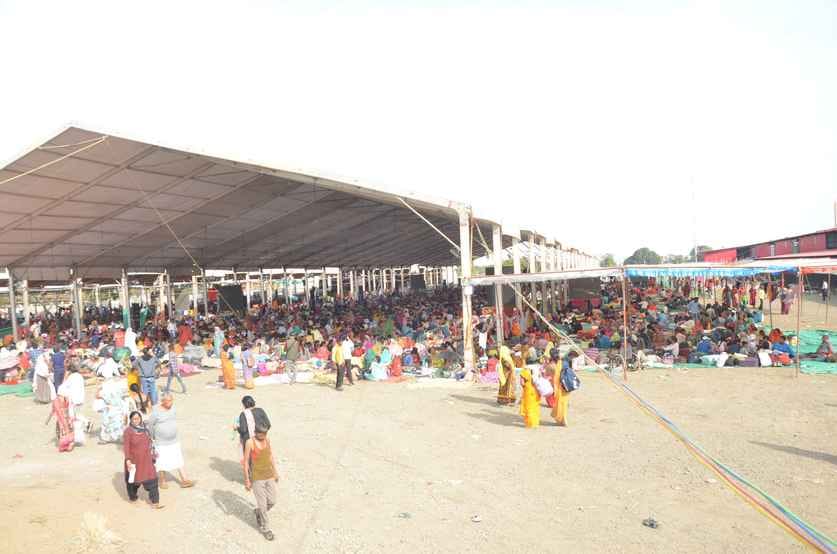 सीहोर। कथा के पहले ही भर गए पंडाल और डोम