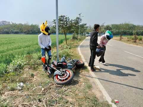 शाहजहांपुर में ककरा में बाइक से स्टंट करते युवा। संवाद शाहजहांपुर में ककरा में बाइक से स्टंट करते युवा। संवाद