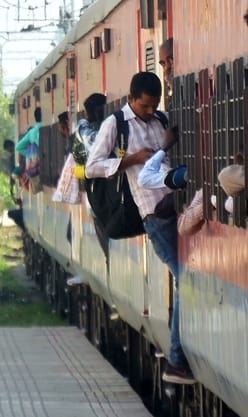 शाहजहांपुर रेलवे स्टेशन पर प्लेटफॉर्म एक पर लगी यात्रियों की भीड़। संवाद शाहजहांपुर रेलवे स्टेशन पर प्लेटफॉर्म एक पर लगी यात्रियों की भीड़। संवाद