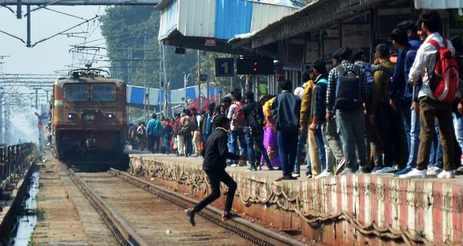 शाहजहांपुर रेलवे स्टेशन पर प्लेटफॉर्म एक पर लगी यात्रियों की भीड़। संवाद शाहजहांपुर रेलवे स्टेशन पर प्लेटफॉर्म एक पर लगी यात्रियों की भीड़। संवाद