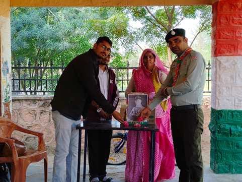 शपथ दिलवाते विद्यार्थियों को