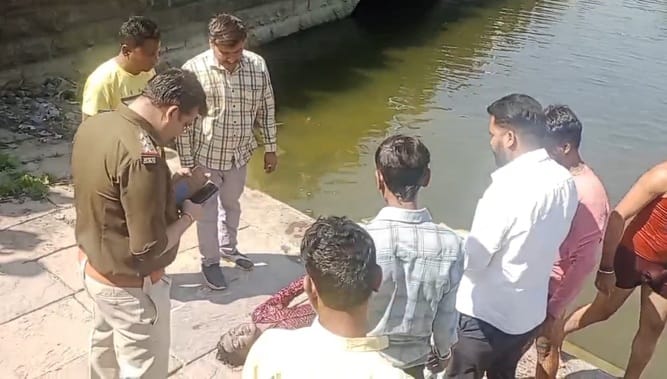 शव बरामद करती पुलिस