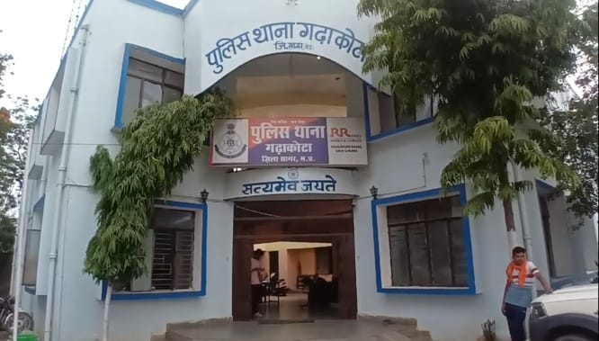 शव बरामद करती पुलिस