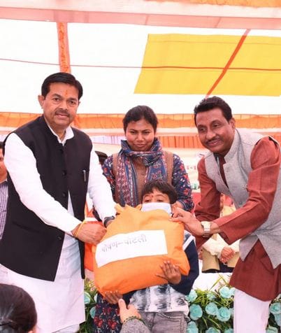 टीबी के मरीज को पोषण पोटली देते केंद्रीय मंत्री बीएल वर्मा  व डीएम निधि श्रीवास्तव। स्रोत -प्र