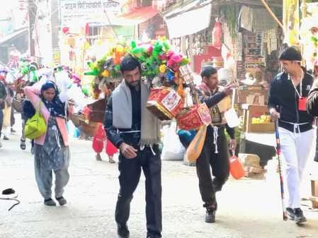 ऊंचागांव क्षेत्र से घंटा व गंगाजल ले जाते शिव भक्तों का जत्था। संवाद ऊंचागांव क्षेत्र से घंटा व गंगाजल ले जाते शिव भक्तों का जत्था। संवाद