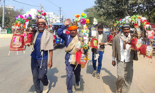 ऊंचागांव क्षेत्र से घंटा व गंगाजल ले जाते शिव भक्तों का जत्था। संवाद ऊंचागांव क्षेत्र से घंटा व गंगाजल ले जाते शिव भक्तों का जत्था। संवाद
