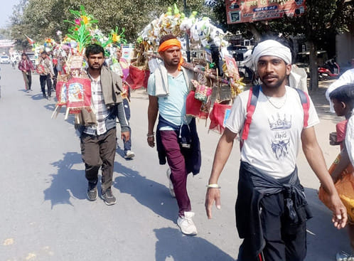 ऊंचागांव क्षेत्र से घंटा व गंगाजल ले जाते शिव भक्तों का जत्था। संवाद ऊंचागांव क्षेत्र से घंटा व गंगाजल ले जाते शिव भक्तों का जत्था। संवाद