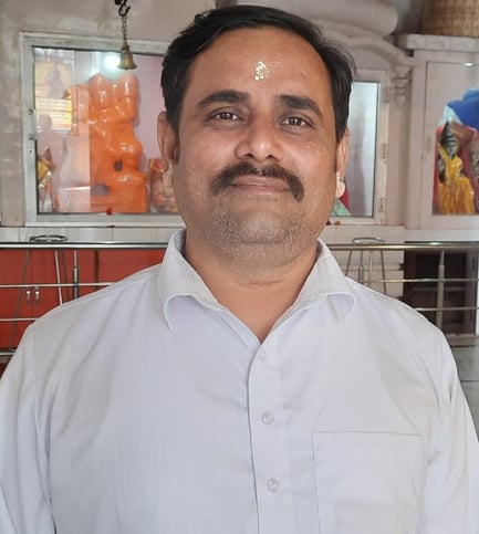 24जेएनडी10: प्राचीन भूतेश्वर मंदिर में भगवान शिव की पूजा अर्चना करते हुए श्रद्धालु। संवाद 24जेएनडी10: प्राचीन भूतेश्वर मंदिर में भगवान शिव की पूजा अर्चना करते हुए श्रद्धालु। संवाद