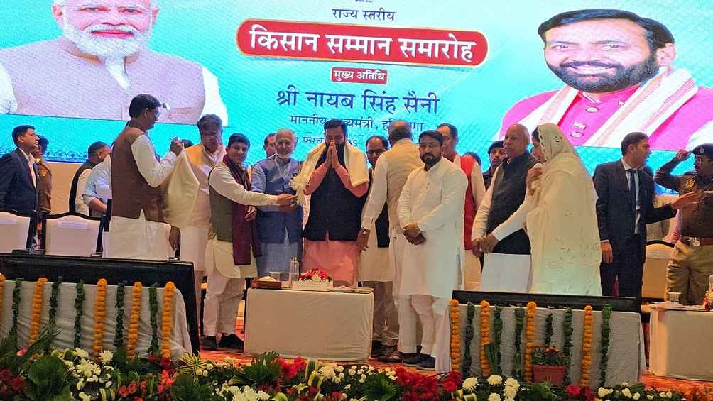 24jjrp11- झज्जर के राजकीय नेहरू कॉलेज में आयोजित किसान सम्मान समारोह में किसानों को संबोधित कर