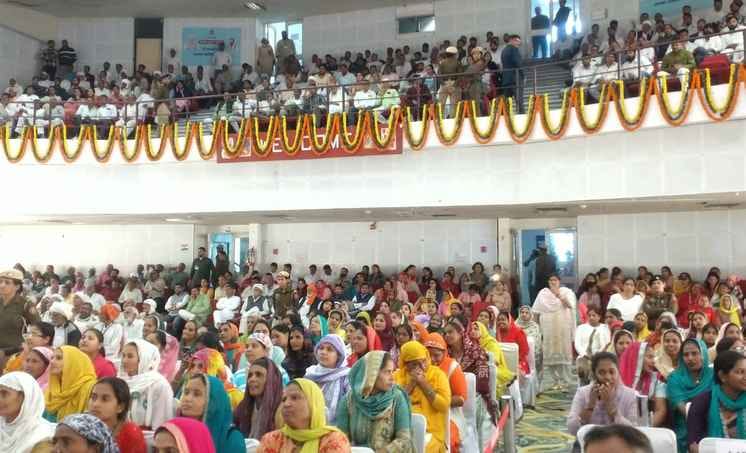 24jjrp11- झज्जर के राजकीय नेहरू कॉलेज में आयोजित किसान सम्मान समारोह में किसानों को संबोधित कर