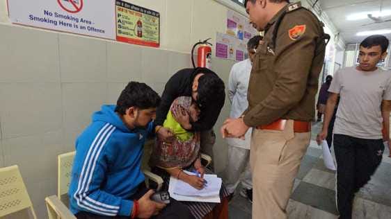 24jjrp18- झज्जर के सरकारी अस्पताल में घटना के बाद जांच के लिए पहुंचे एसीपी धर्मबीर सिंह व अन्य 24jjrp18- झज्जर के सरकारी अस्पताल में घटना के बाद जांच के लिए पहुंचे एसीपी धर्मबीर सिंह व अन्य
