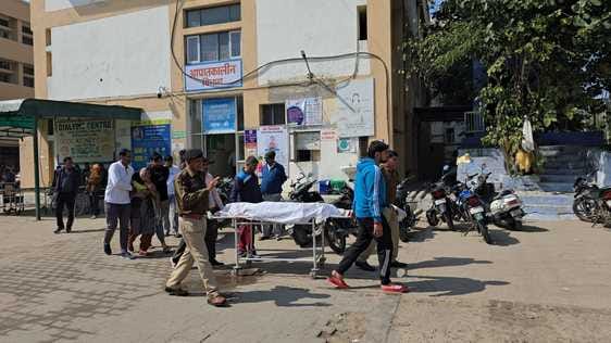 24jjrp18- झज्जर के सरकारी अस्पताल में घटना के बाद जांच के लिए पहुंचे एसीपी धर्मबीर सिंह व अन्य 24jjrp18- झज्जर के सरकारी अस्पताल में घटना के बाद जांच के लिए पहुंचे एसीपी धर्मबीर सिंह व अन्य