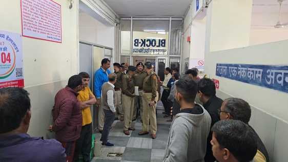 24jjrp18- झज्जर के सरकारी अस्पताल में घटना के बाद जांच के लिए पहुंचे एसीपी धर्मबीर सिंह व अन्य 24jjrp18- झज्जर के सरकारी अस्पताल में घटना के बाद जांच के लिए पहुंचे एसीपी धर्मबीर सिंह व अन्य