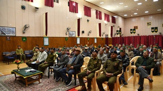 आईटीबीपी सराहन कैंप में आयोजित सैनिक दिवस पर सेवानिवृत सैनिकों को सम्मानित करते आईटीबीपी के अ आईटीबीपी सराहन कैंप में आयोजित सैनिक दिवस पर सेवानिवृत सैनिकों को सम्मानित करते आईटीबीपी के अ