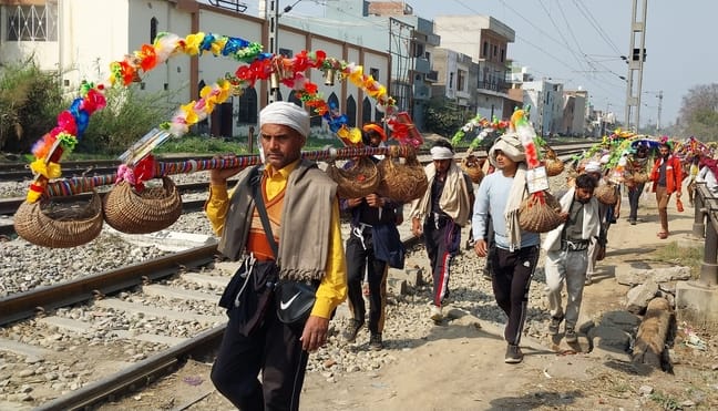 भागूवाला में कांवड़ के साथ गंतव्य को जाते शिवभक्त।(संवाद) भागूवाला में कांवड़ के साथ गंतव्य को जाते शिवभक्त।(संवाद)