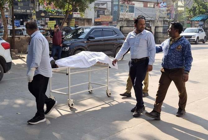 -फोटो 76 : बहादुरगढ़ के नागरिक अस्पताल में कागजी कार्रवाई करते पुलिसकर्मी। संवाद