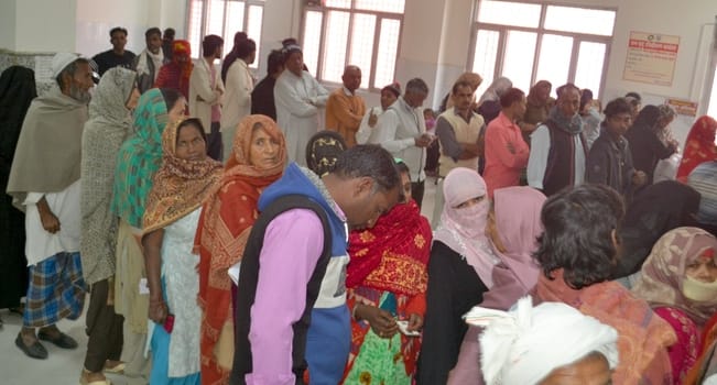 जिला  अस्पताल में डॉक्टर को दिखाने के  लिए  महिला  महिला मरीजों की लगी लाइन  । संवाद