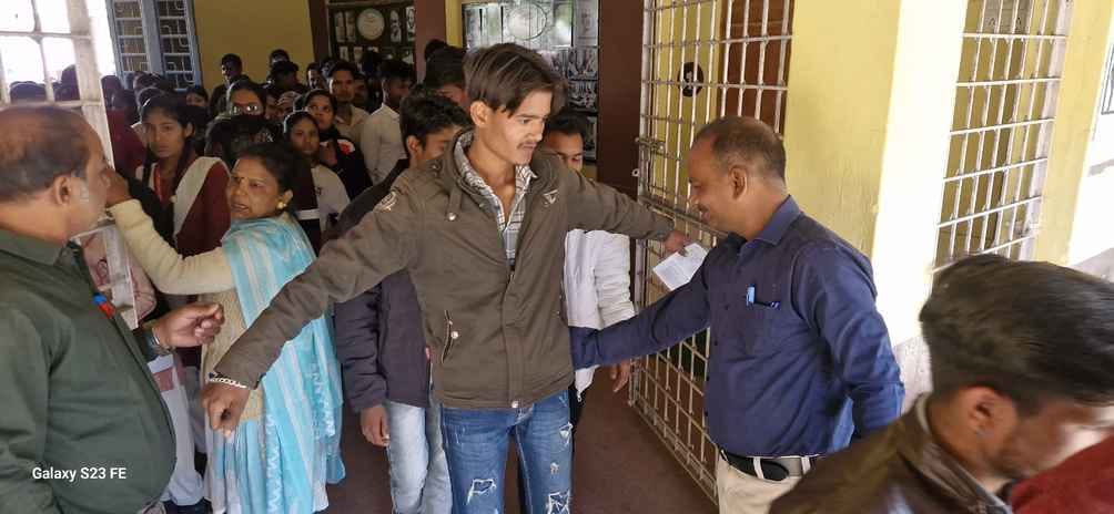 जिला अस्पताल में इलाजरत छात्रा