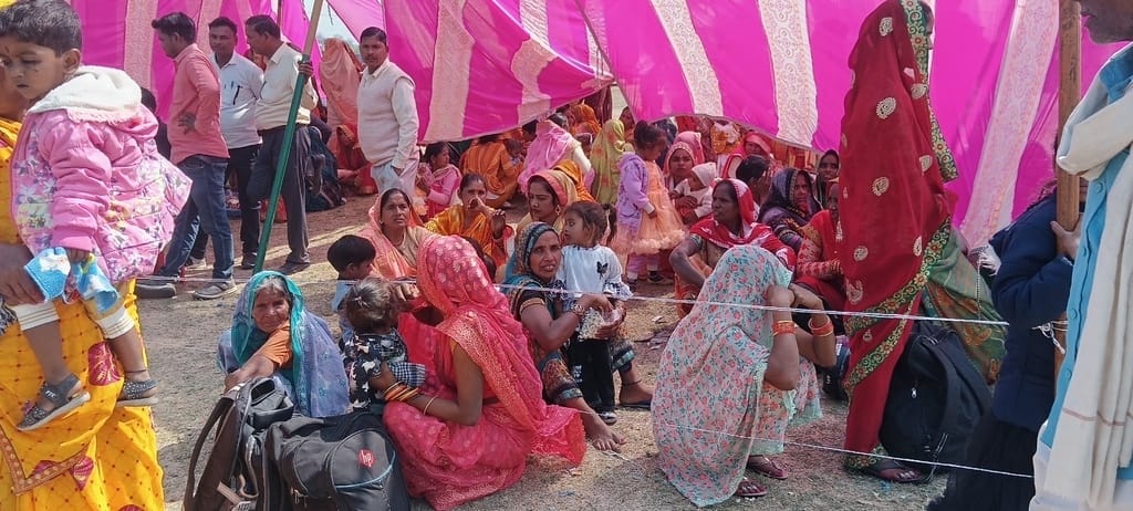 कस्ता में सामूहिक विवाह के दौरान मौजूद वर-वधु। संवाद