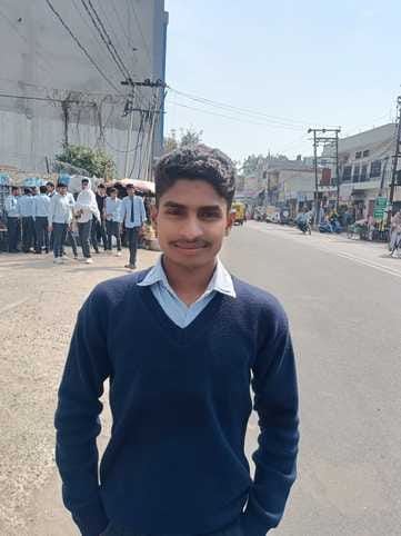 केद्रों  की अधिक दूरी  से सम्बधित छात्रों के फोटो आदित्य  ।