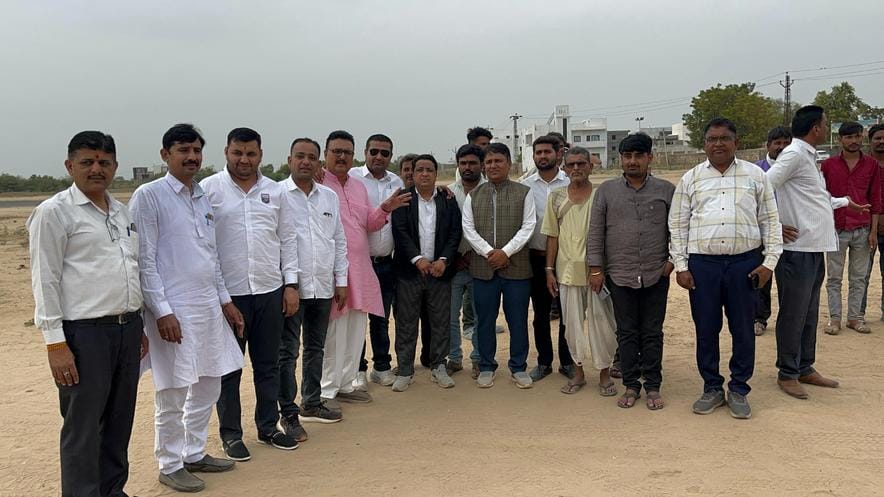 मौके पर मौजूद लोग और पुलिस और अधिकारी मौके पर मौजूद लोग और पुलिस और अधिकारी