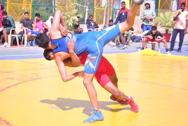 मेरठ-----कैलाश प्रकाश स्पोर्ट्स स्टेडियम में प्रदेश स्तरीय कुश्ती प्रतियोगिता िभड़ते प्रतिभागी मेरठ-----कैलाश प्रकाश स्पोर्ट्स स्टेडियम में प्रदेश स्तरीय कुश्ती प्रतियोगिता िभड़ते प्रतिभागी