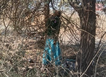 परिजनों से जानकारी लेते हुए पुलिसकर्मी