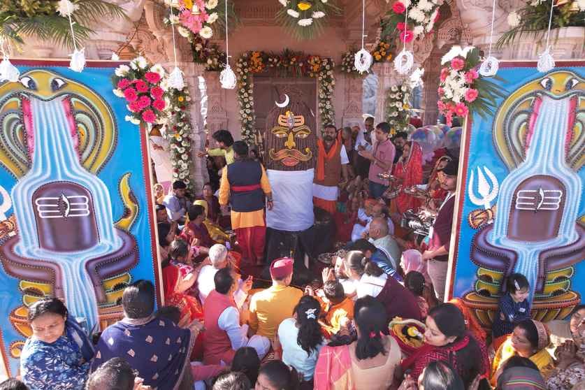 सीहो। कुबेरेश्वर धाम पर पहुंचे लाखों श्रद्धालु