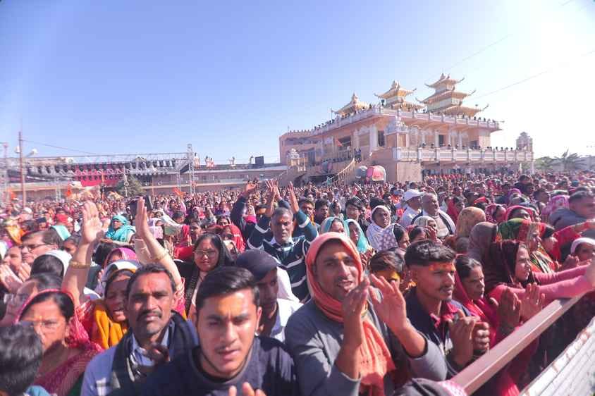 सीहो। कुबेरेश्वर धाम पर पहुंचे लाखों श्रद्धालु