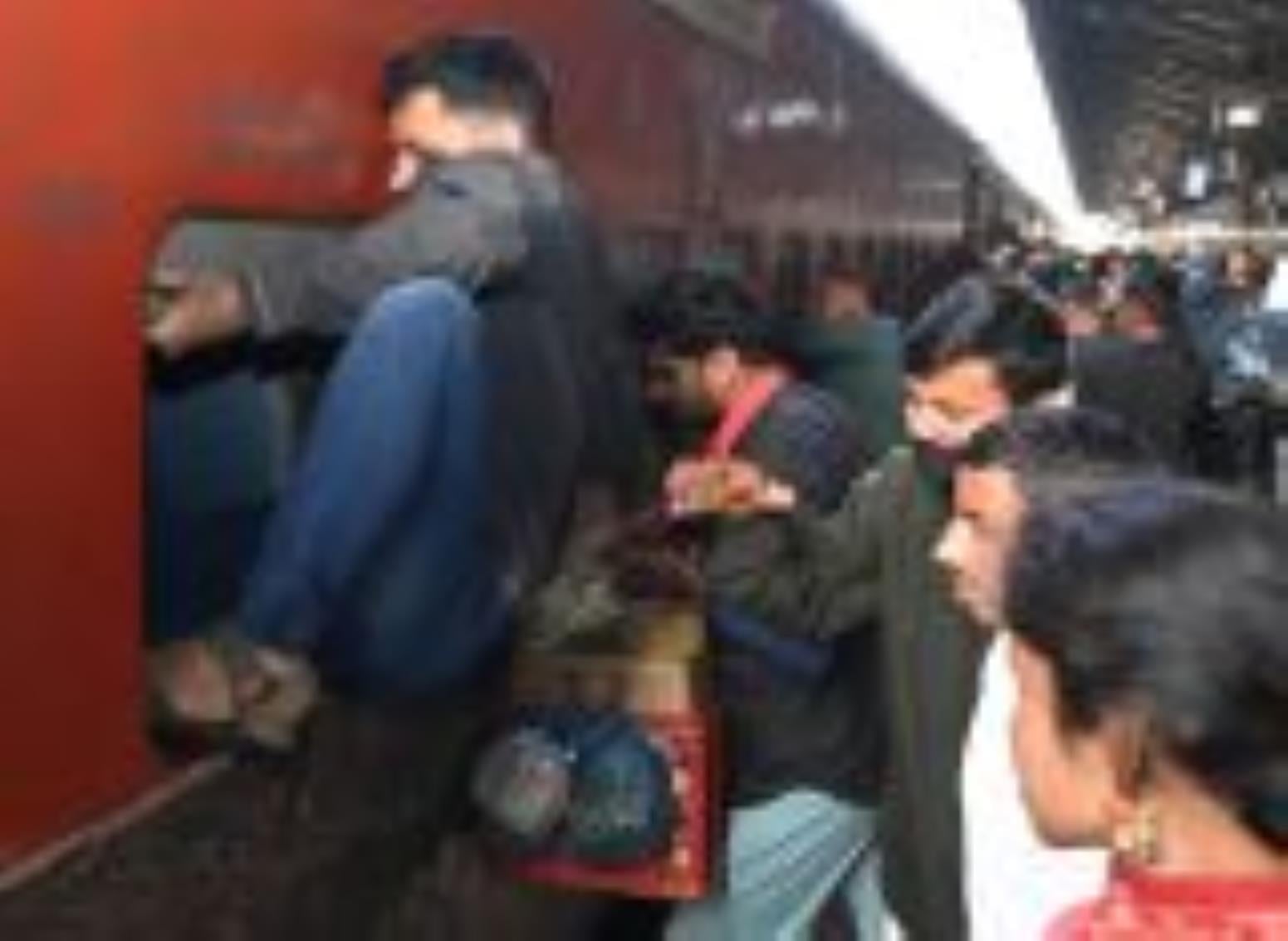 स्टेशन पर उमड़ी यात्रियों की भीड़।