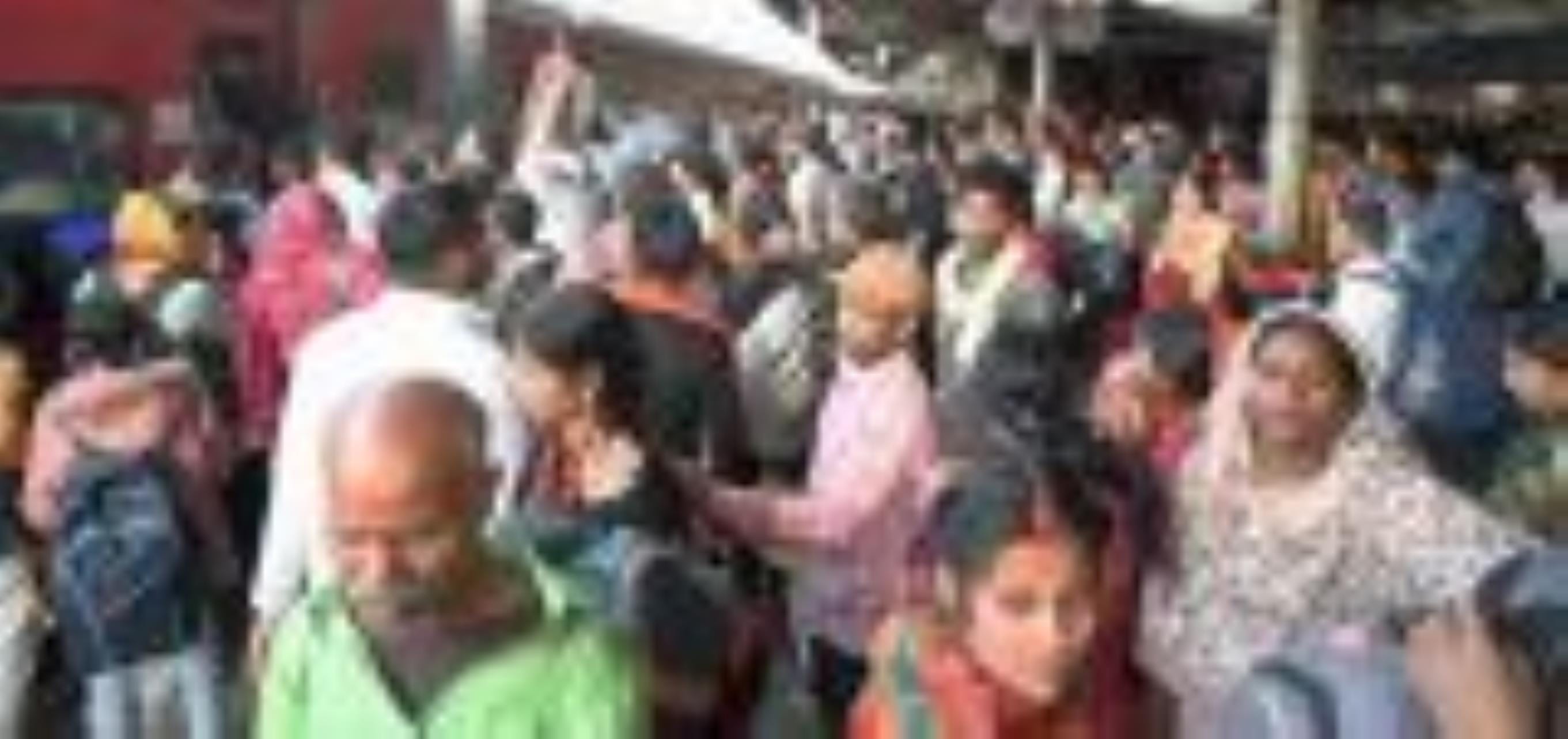 स्टेशन पर उमड़ी यात्रियों की भीड़।