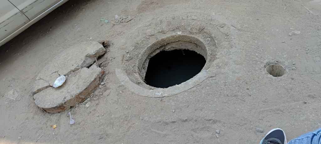 शहर के वार्ड-10 में जानकारी देता व्यक्ति रविंद्र कुमार। संवाद