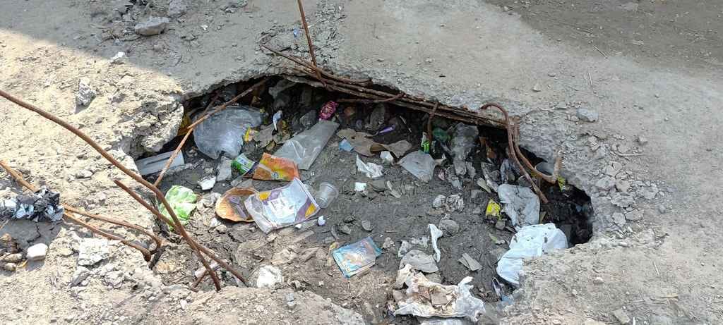 शहर के वार्ड-10 में जानकारी देता व्यक्ति रविंद्र कुमार। संवाद