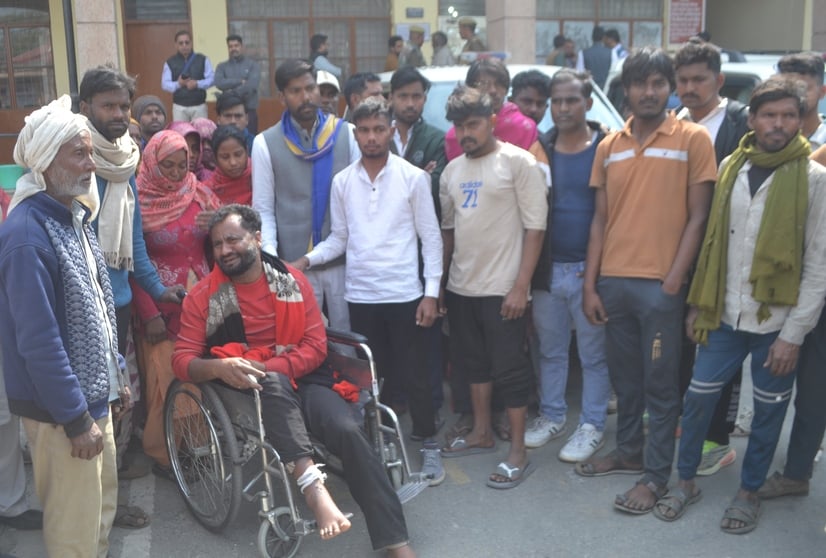शामली कलक्ट्रेट में विलाप करता मृतक महिला का पति । संवाद शामली कलक्ट्रेट में विलाप करता मृतक महिला का पति । संवाद
