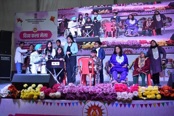 दिव्यकला मेले में प्रतिभागी दिव्गांगजनों को नियुक्ति पत्र देते सीएमडी एनडीएफडीसी नवीन शाह। स्त दिव्यकला मेले में प्रतिभागी दिव्गांगजनों को नियुक्ति पत्र देते सीएमडी एनडीएफडीसी नवीन शाह। स्त