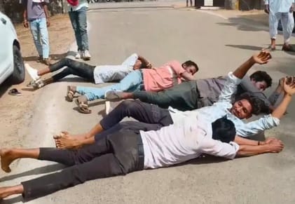 युवाओं को लौट लगाते देख पुलिसकर्मी ने किया रोकने का प्रयास