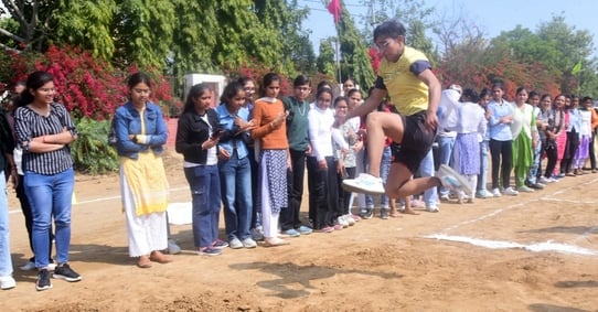25जेएनडी04: भाला फेंक प्रतियोगिता में दमखम दिखाती छात्रा। संवाद