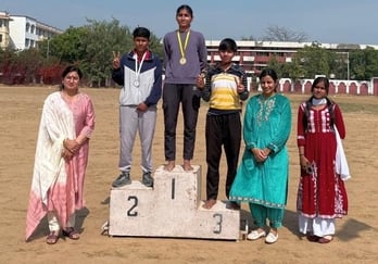 25जेएनडी04: भाला फेंक प्रतियोगिता में दमखम दिखाती छात्रा। संवाद