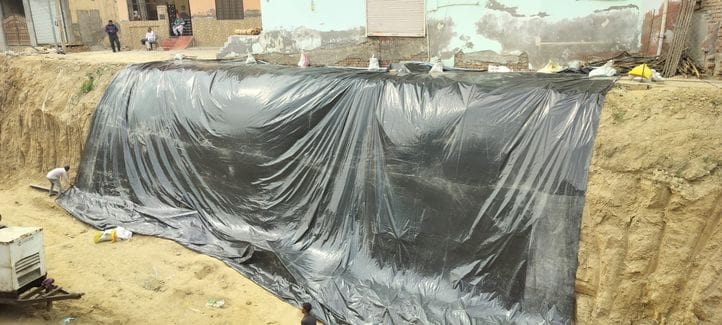 25जेएनडी10: जेडी 7 पर मकान को गिरने से बचाने व लोगों को मकान से निकालने के लिए लगाए गए मिट्टी क 25जेएनडी10: जेडी 7 पर मकान को गिरने से बचाने व लोगों को मकान से निकालने के लिए लगाए गए मिट्टी क