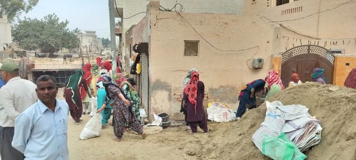 25जेएनडी10: जेडी 7 पर मकान को गिरने से बचाने व लोगों को मकान से निकालने के लिए लगाए गए मिट्टी क 25जेएनडी10: जेडी 7 पर मकान को गिरने से बचाने व लोगों को मकान से निकालने के लिए लगाए गए मिट्टी क