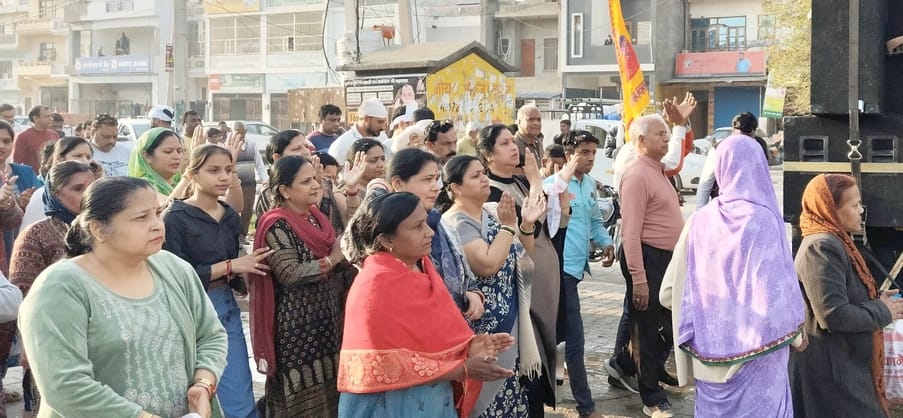 25जेएनडी34: चुलकाना धाम से ज्योत लेकर पहुंचे श्रद्धालु। संवाद 25जेएनडी34: चुलकाना धाम से ज्योत लेकर पहुंचे श्रद्धालु। संवाद
