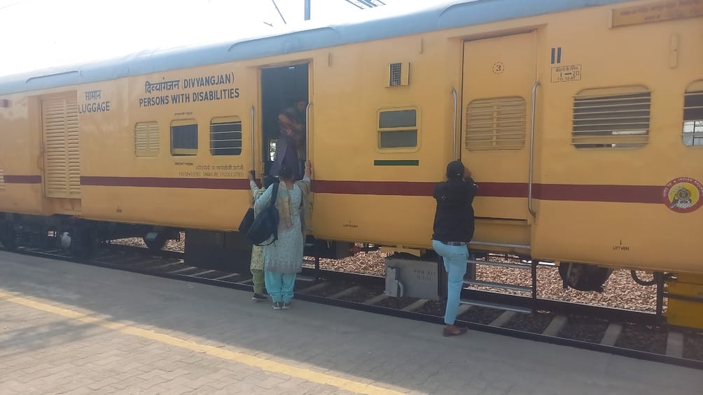 25jjrp16- झज्जर रेलवे स्टेशन पर पहुंची मदार-रोहतक विशेष ट्रेन। संवाद 25jjrp16- झज्जर रेलवे स्टेशन पर पहुंची मदार-रोहतक विशेष ट्रेन। संवाद