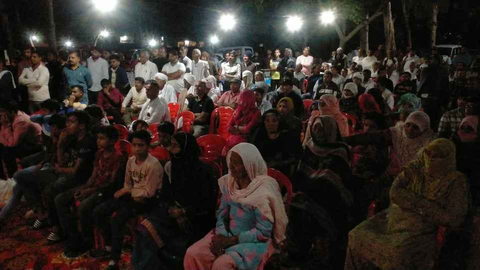25jjrp18- झज्जर के ग्वालीसन गांव में ग्रामीणों की समस्या सुनते हुए जिला उपायुक्त। स्रोत- सूचना 