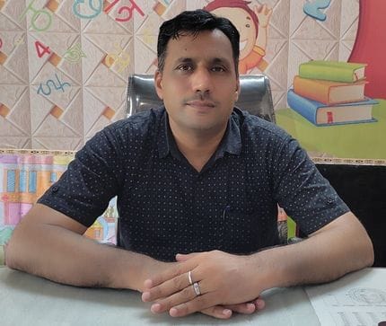 26जेएनडी03-बाल वाटिका में बैठे विद्यार्थी। स्रोत शिक्षा विभाग