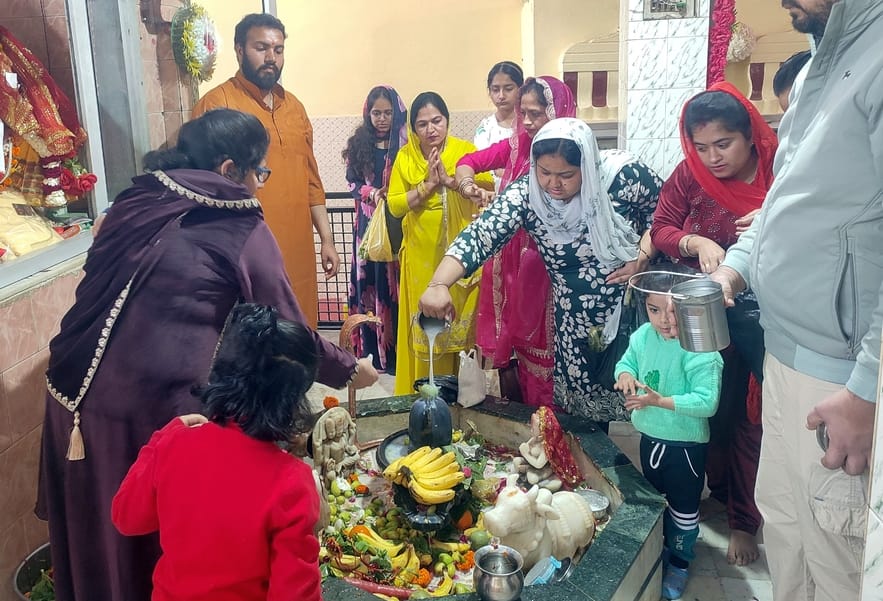 26जेएनडी10: सफीदों रोड स्थित हनुमान मंदिर में जलाभिषेक करने के लिए लाइन में लगे श्रद्धालु। सं