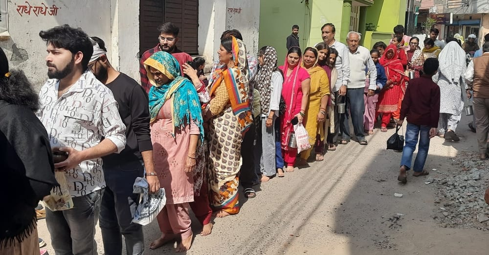 26जेएनडी10: सफीदों रोड स्थित हनुमान मंदिर में जलाभिषेक करने के लिए लाइन में लगे श्रद्धालु। सं