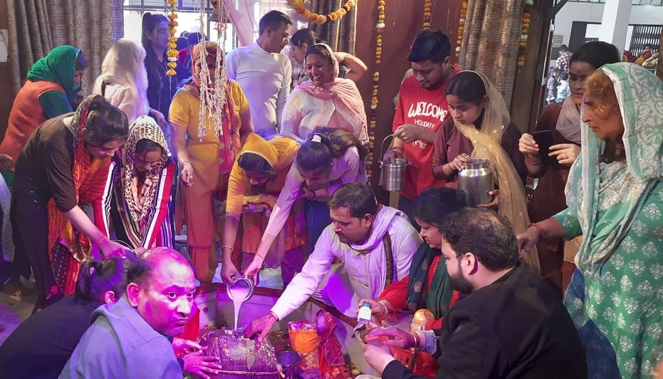 26जेएनडी10: सफीदों रोड स्थित हनुमान मंदिर में जलाभिषेक करने के लिए लाइन में लगे श्रद्धालु। सं